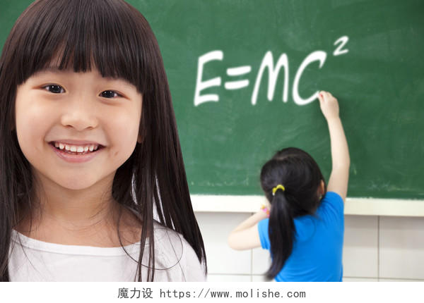 女孩女生微笑小学生教室黑板写字质能方程